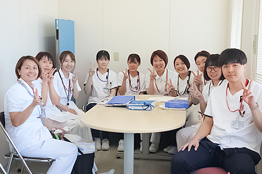 7B����